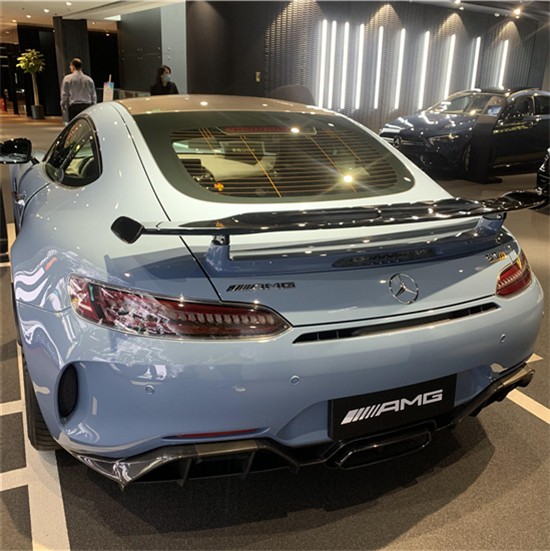 被碳纤维包裹的amg gtr瓷器蓝限量版