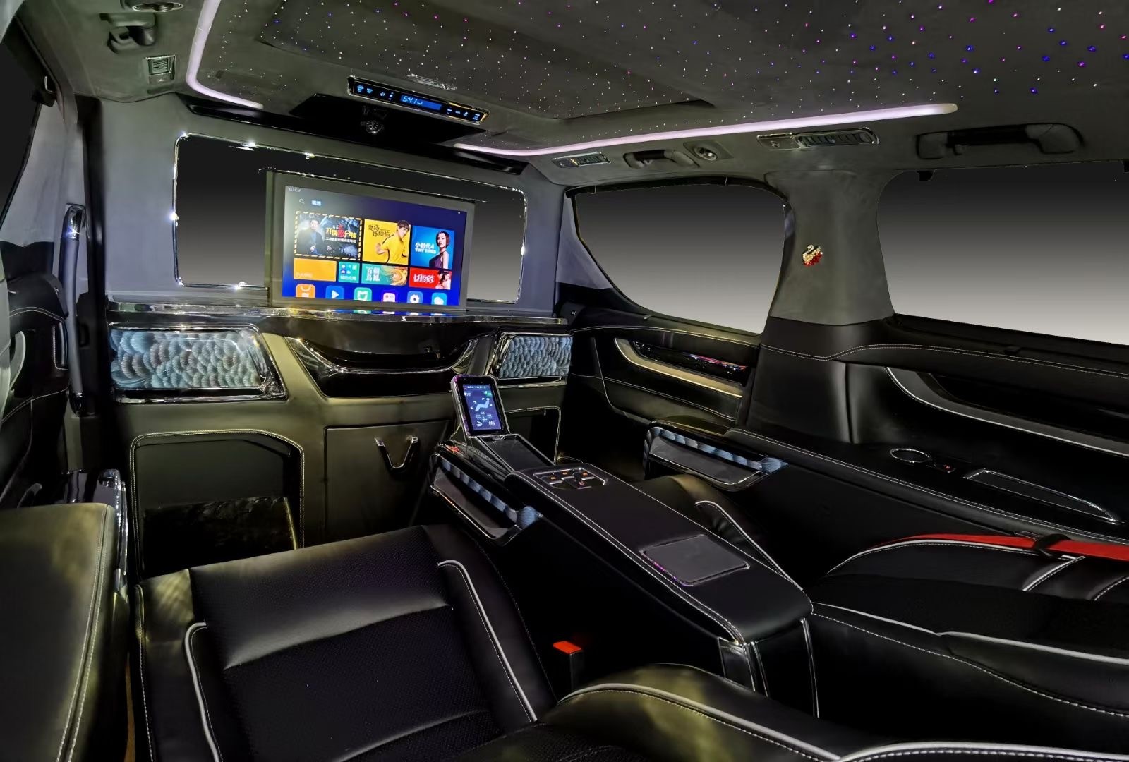 进入驾驶舱你会发现2020款埃尔法蒙娜丽莎黑天鹅的驾驶舱空间真的很大，驾驶座虽然都是司机的，不过新款埃尔法却没有降低它的舒适性，座椅造型不仅宽大，而且填充物也很柔软，即便是长途驾驶也不会觉得很疲劳。