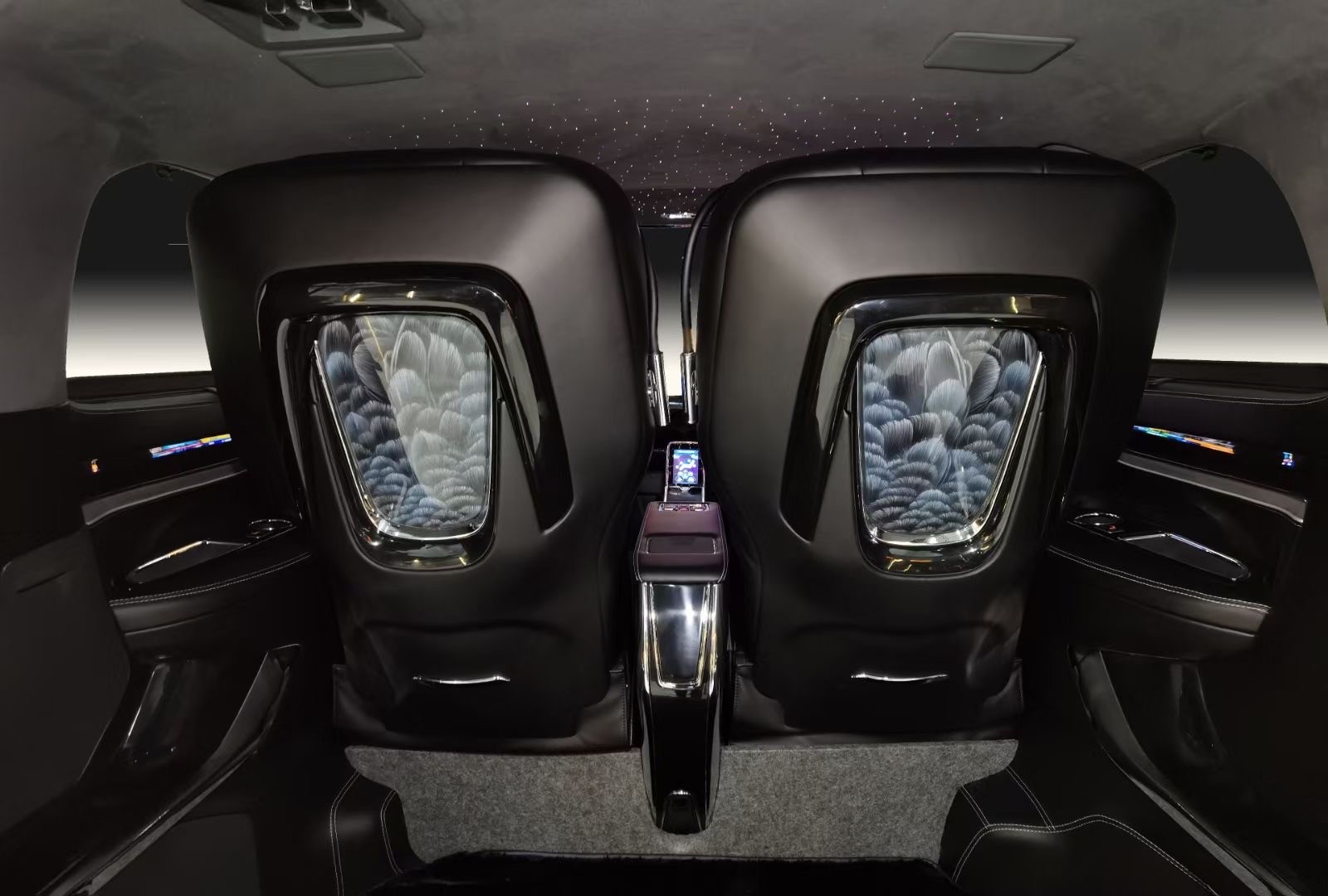 2020款埃尔法蒙娜丽莎黑天鹅人体工学设计的奢华原装进口一键式记忆电动折叠航空首长席支持加热，通风，气动按摩，靠枕带电动升降，完美满足各种身型的乘坐者在车内惬意身姿。中央扶手控制屏支持无线充电功能，同时还能一键雾化两侧玻璃以及吧台隔屏，打造私密尊享的移动包厢。