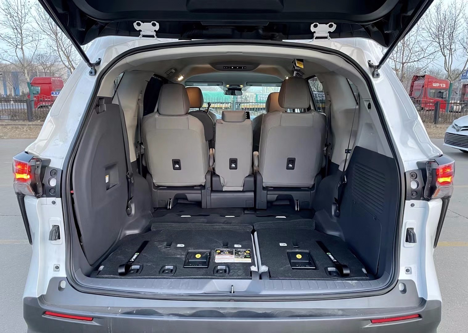 21款丰田塞纳商务车车舱宽阔，安静，座椅全部采用双色真皮，由于广泛的采用了吸音的材料，能提供最佳的乘座舒适性。