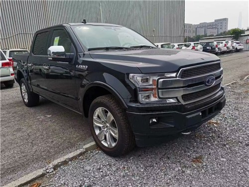 2021款福特f150白金版 福特猛禽f150皮卡真皮座椅包裹性很强,无论是