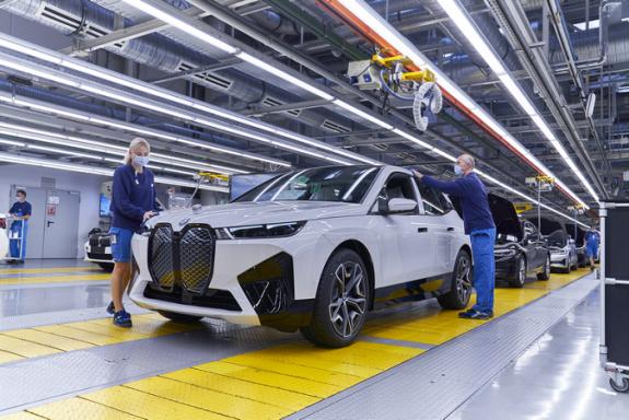 01. 创新BMW iX于丁格芬工厂投产.jpg