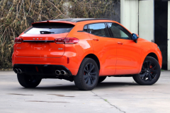 国人制造的SUV，自重1.6吨比合资结实，油门一踩狂飙2000转