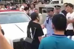 警方通报“劳斯莱斯堵医院”事件，京A牌系“租用”