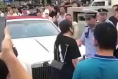 “堵医院劳斯莱斯女司机”被刑拘 她究竟犯了何罪？