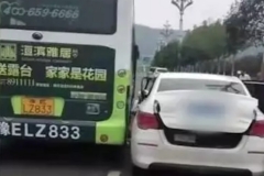 河南公交车竟然挤死违停女司机，背后的隐患令人直冒冷汗！
