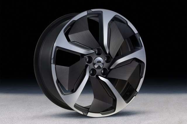 蔚来ES8/ES6推出21英寸碳纤维铝合金轮毂选装包，轮胎还是265 45 R21的马牌MC6（ES6为同尺寸倍耐力P-zero），选装价格26500元，只比普通21寸贵8000块，算厚道了[$微笑$]