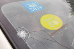 车停路边玻璃被砸碎，保险公司不给赔？老司机：别忽视定损员问的这个细节！
