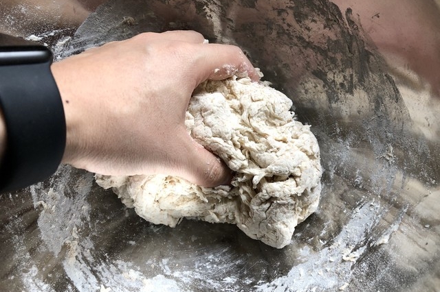 面粉，水、盐、酵母。整了个全麦欧式硬包，超好吃，至少三天早饭的碳水解决，给自己打100分。话说出个制作流程有人感兴趣吗？