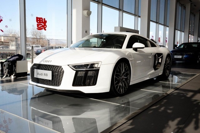 颜值高性能强 小哥带你看奥迪R8