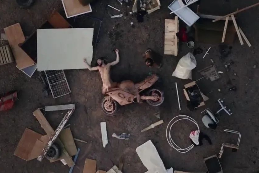 一个半裸的摩托车男人！到底是个什么鬼…