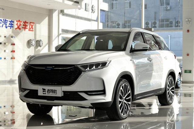 兼顾颜值与实用 小哥带你看欧尚X7