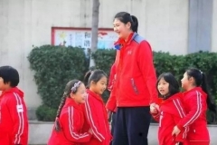 12岁姑娘身高追赶姚明，父母均2米以上，未来成女篮希望