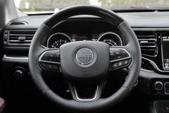 硬派美系中型SUV 小哥带你看Jeep大指挥官