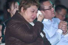 搏击主持郑环宇怒批韩红：你捐赠的物资没啥大用，卫生巾并不急用