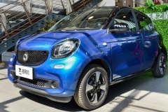 四门四座的微型车 小哥带你看smart forfour