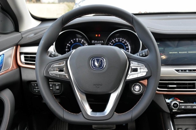 外表犀利内在细腻 小哥带你看长安逸动XT