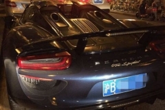 王思聪开保时捷出现上海街头，敞篷一打开网友炸锅：又换人了