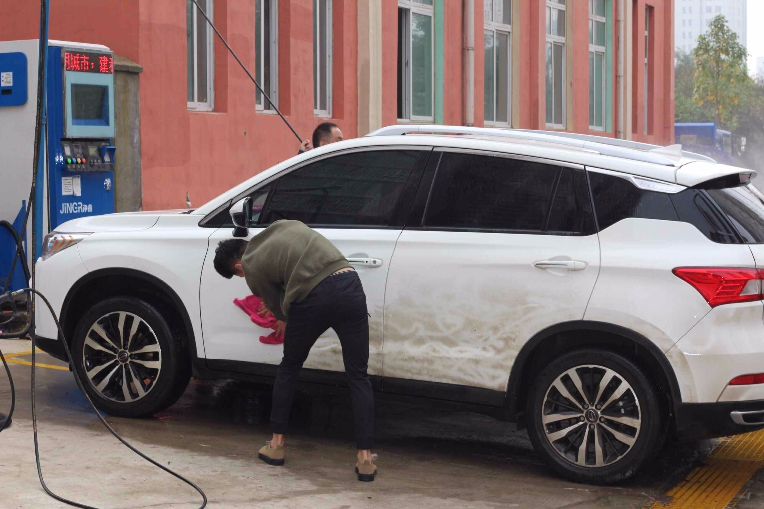 经常洗车和一个月不洗车，哪种更伤车？洗车店老板告诉你答案