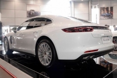 一辆满足所有需求 小哥带你看保时捷Panamera