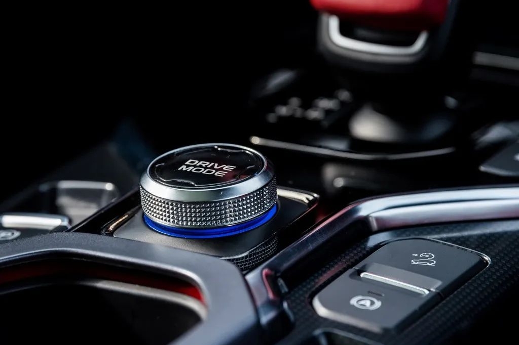 10几万最科幻SUV，吉利icon入门版不值得选？