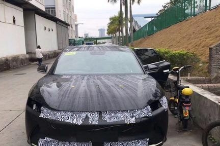 比亚迪汉实车亮相街头！轿跑风格明显，黑色外观够大气