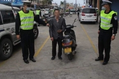 江门一男子无证驾驶假套牌摩托车，被罚6200元