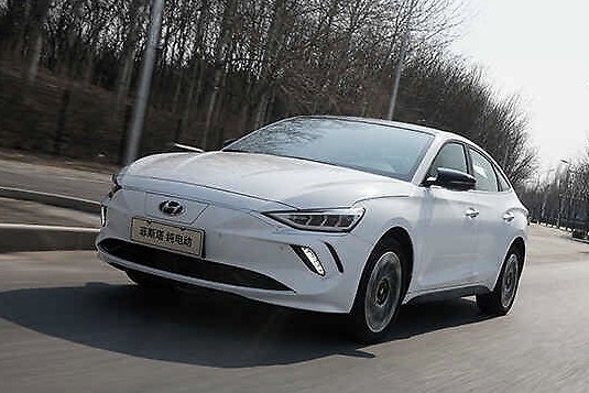 明明可以拼颜值却偏要靠实力？深度测评北京现代菲斯塔纯电动