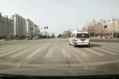 闯红灯的救护车撞上私家车，责任算谁的？