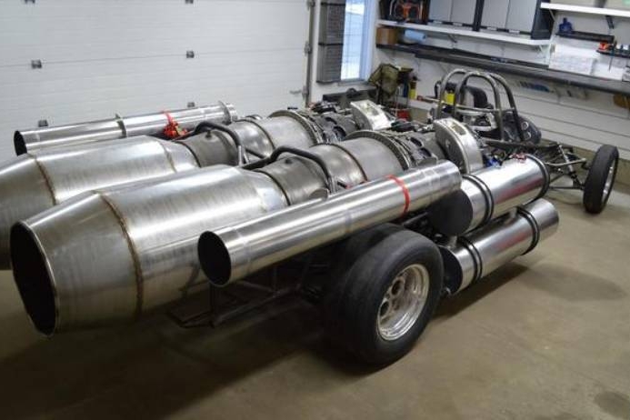 爆18000马力的终极跑车！车尾两个巨型排气孔，竟是飞机引擎