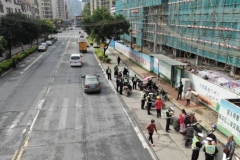“不戴头盔、超员及逆行行驶”等交通恶习无所遁形，这个地方的交警引入无人机执勤
