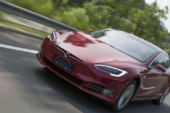 频遭信任危机！工信部就“减配门”约谈特斯拉