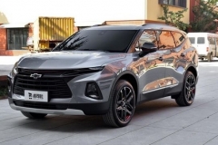 雪佛兰开拓者，颜值可以，感觉它在瞅我，活的。内饰差点意思，略平淡