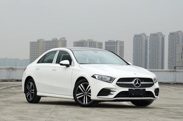 车主花20多万买到“错版”奔驰，4S店：可以送一个保温杯