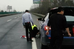 应急车道换轮胎被记6分，车主质问：爆胎难道不算应急？