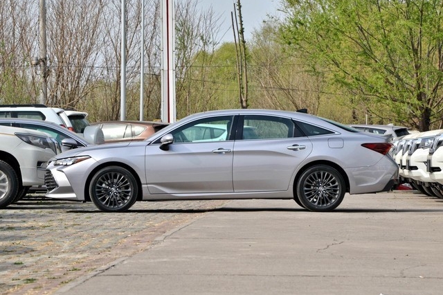 性价比不错的中型车选手 小哥带你看丰田亚洲龙