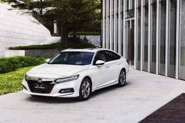 20万预算，雅阁凯美瑞还是买台豪华品牌车，谁更有牌面？