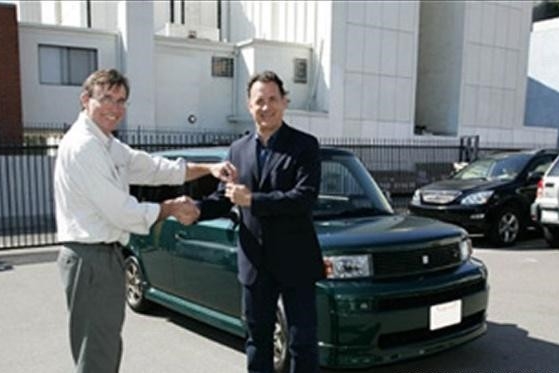 汤姆汉克斯夫妇被感染，看完其座驾车品见人品，现实中的“阿甘”