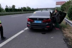 高速上爆胎被扣了6分？谨记这3招，交警不罚、还帮换胎？