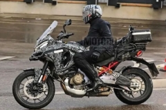 杜卡迪180匹的V4揽途拉力路试谍照视频曝光，车灯太像摩瑞500了