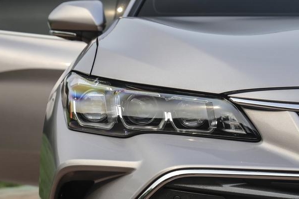 车长近5米的B级平民旗舰，全系10气囊，满油能跑900km，混动仅23W