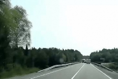 遭遇爆胎、落水、打滑、刹车失效怎么办？这份“保命”手册请收下