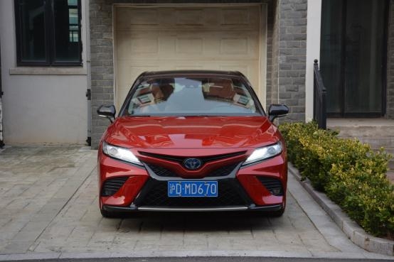 如果彩票中了500万你会买什么车？或许依然是一台丰田凯美瑞双擎！