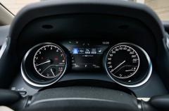 一年甩出18万，作为中级车常青树，凯美瑞的车内比电车还安静