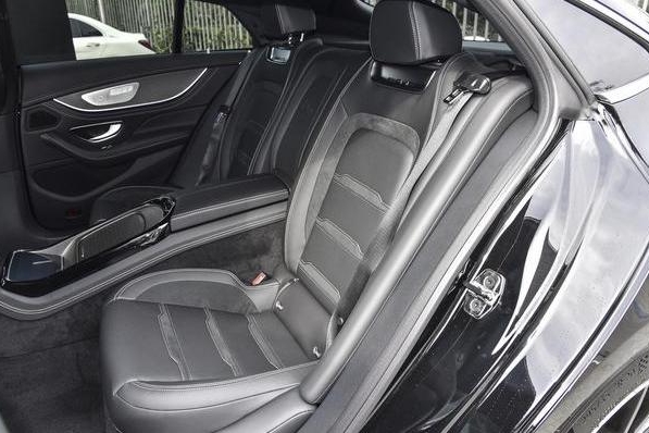 AMG的动力到底有多强？一脚油门之后，仅需3.2秒就消失了！