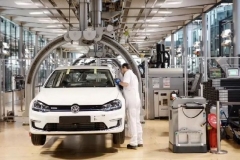 车市拉响警报！全球超70座汽车工厂面临停产