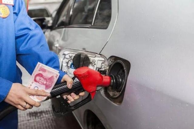 油价将重返五元时代，燃油车迎来重大利好，新能源该如何面对？