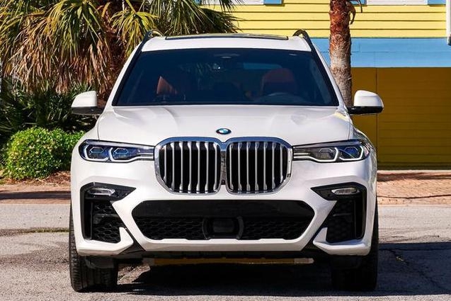 宝马首款豪华全尺寸SUV,兼具宝马7系的宽奢与X5的性能