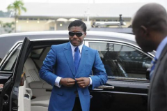 最喜欢玩车的一国总统！平日爱炫富，因贪污入狱众多豪车被查封