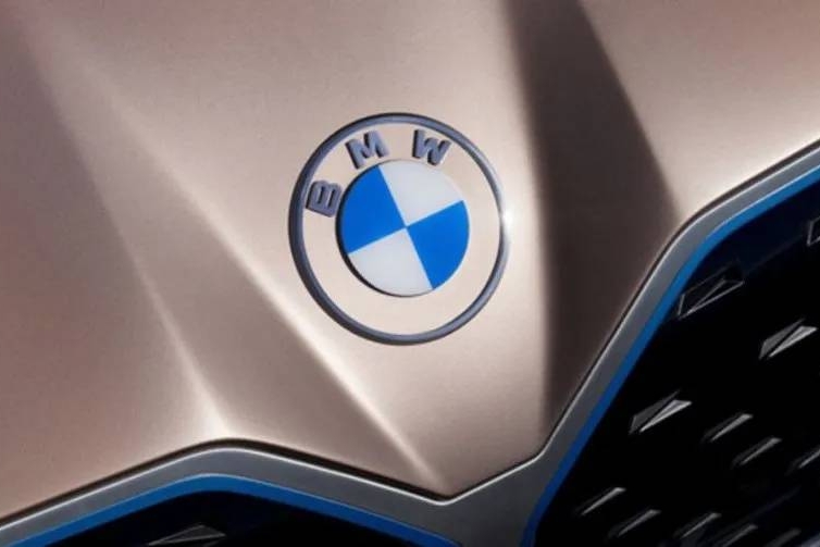新LOGO退黑的宝马，其实要迎接全新电动化的大时代！